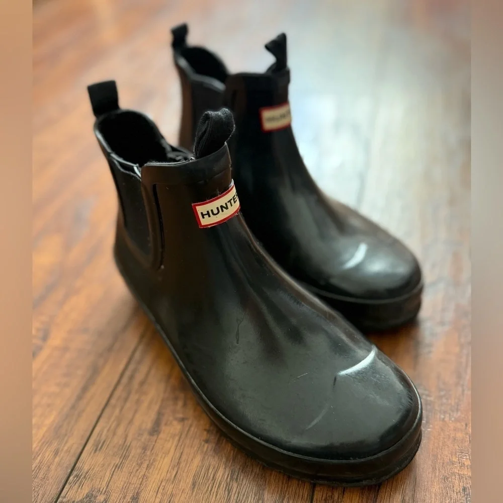 Unisex Kids Hunter Glossy Black Chelsea Short Rain Rubber Boots | 5F/4M